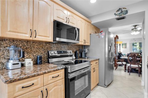 Copropriété à vendre à Pembroke Pines, Floride: 2 chambres, 142.42 m2 № 2075546 - photo 11