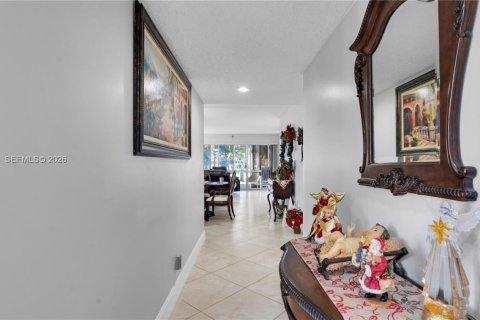Copropriété à vendre à Pembroke Pines, Floride: 2 chambres, 142.42 m2 № 2075546 - photo 2