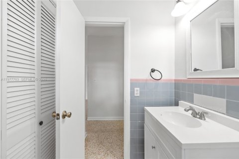 Villa ou maison à vendre à Hialeah, Floride: 3 chambres, 128.21 m2 № 2044687 - photo 29