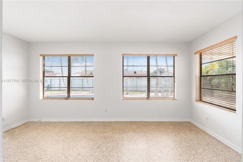 Villa ou maison à vendre à Hialeah, Floride: 3 chambres, 128.21 m2 № 2044687 - photo 19