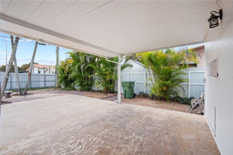 Villa ou maison à vendre à Hialeah, Floride: 3 chambres, 128.21 m2 № 2044687 - photo 30