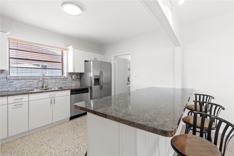 Villa ou maison à vendre à Hialeah, Floride: 3 chambres, 128.21 m2 № 2044687 - photo 12