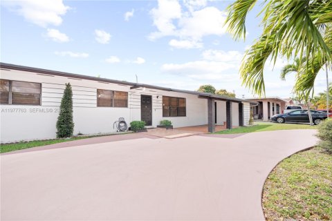Villa ou maison à vendre à Hialeah, Floride: 3 chambres, 128.21 m2 № 2044687 - photo 1