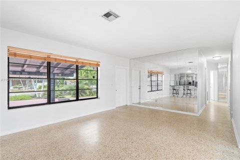 Villa ou maison à vendre à Hialeah, Floride: 3 chambres, 128.21 m2 № 2044687 - photo 9