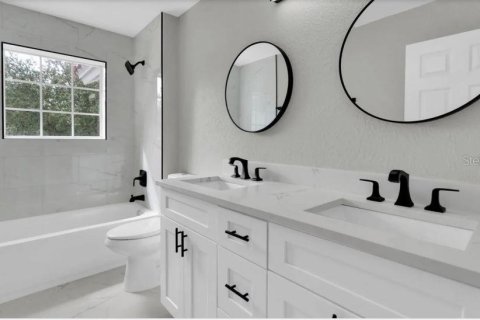 House in Tampa, Florida 4 bedrooms, 270.62 sq.m. № 1746498 - photo 27