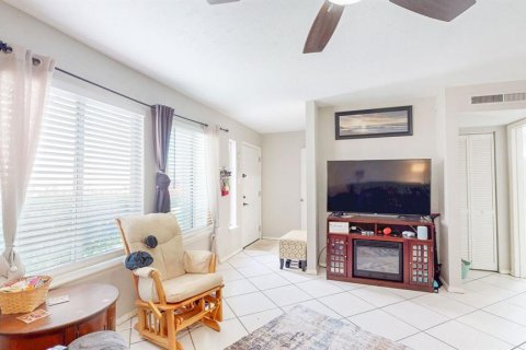 Condo in Saint Petersburg, Florida, 3 bedrooms  № 1586256 - photo 13