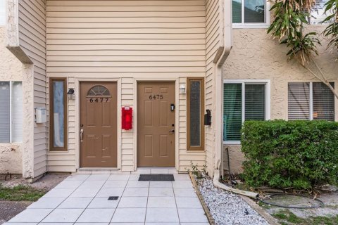 Condo in Saint Petersburg, Florida, 3 bedrooms  № 1586256 - photo 1