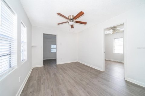 Commercial property in Orlando, Florida 3 bedrooms, 131.55 sq.m. № 2393488 - photo 17