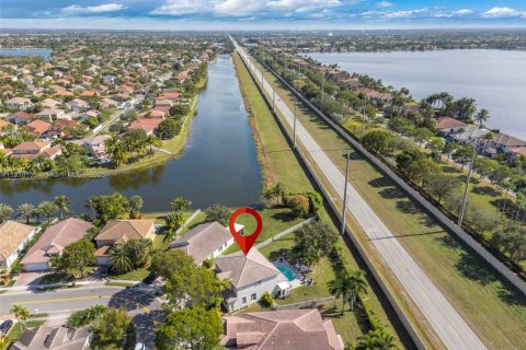 Villa ou maison à louer à Pembroke Pines, Floride: 4 chambres, 225.38 m2 № 1970819 - photo 5