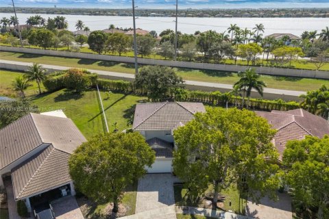 Villa ou maison à louer à Pembroke Pines, Floride: 4 chambres, 225.38 m2 № 1970819 - photo 4