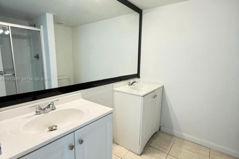 Copropriété à louer à North Miami, Floride: 2 chambres, 99.41 m2 № 2041702 - photo 14