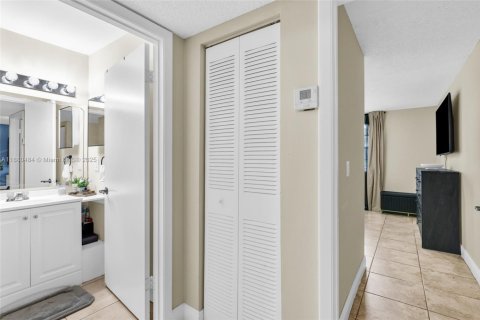 Copropriété à vendre à Pompano Beach, Floride: 1 chambre, 75.53 m2 № 2013308 - photo 17