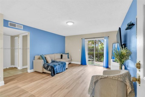 Copropriété à vendre à Pompano Beach, Floride: 1 chambre, 75.53 m2 № 2013308 - photo 2