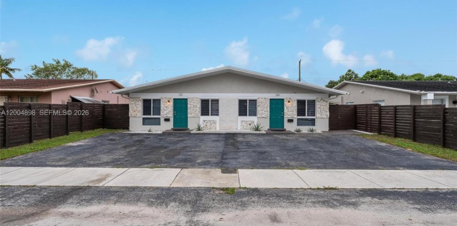House in Oakland Park, Florida 3 bedrooms, 100.98 sq.m. № 2068980