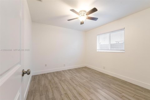 House in Oakland Park, Florida 3 bedrooms, 100.98 sq.m. № 2068980 - photo 11