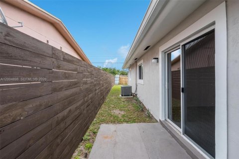 House in Oakland Park, Florida 3 bedrooms, 100.98 sq.m. № 2068980 - photo 14