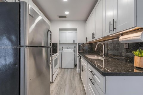 House in Oakland Park, Florida 3 bedrooms, 100.98 sq.m. № 2068980 - photo 4