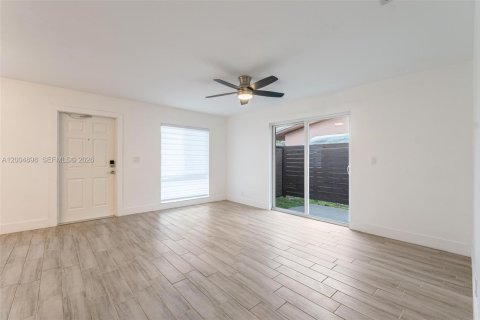 House in Oakland Park, Florida 3 bedrooms, 100.98 sq.m. № 2068980 - photo 5