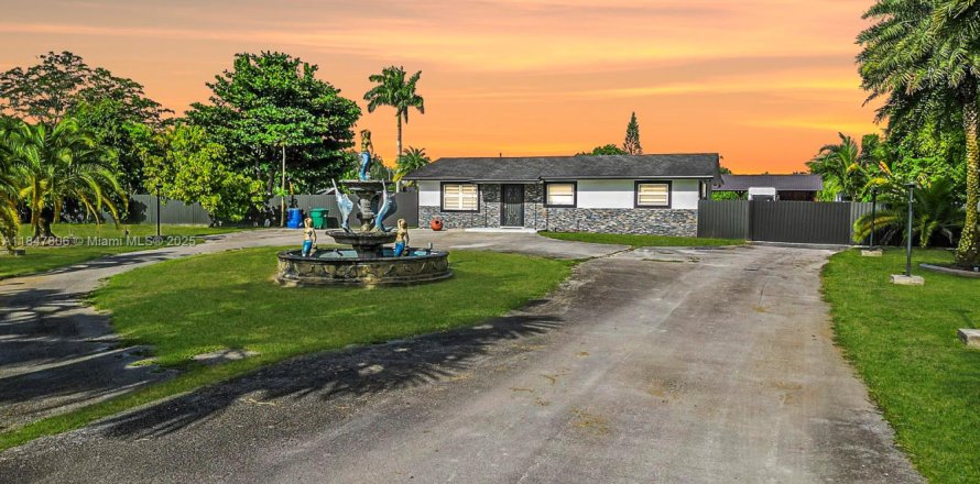 Дом в Майами, Флорида 6 спален, 171.4м2 № 1960730