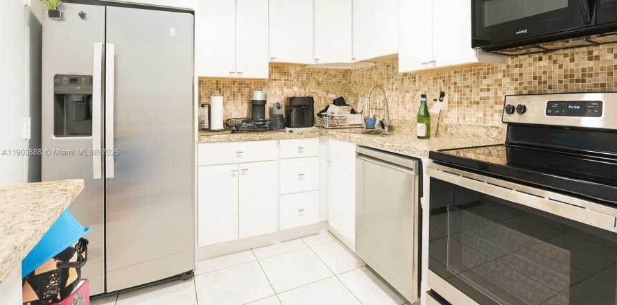 Condominio en North Miami Beach, Florida, 1 dormitorio  № 2013128