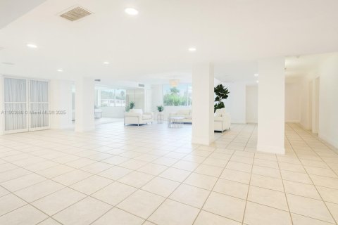 Condominio en venta en North Miami Beach, Florida, 1 dormitorio, 83.43 m2 № 2013128 - foto 23