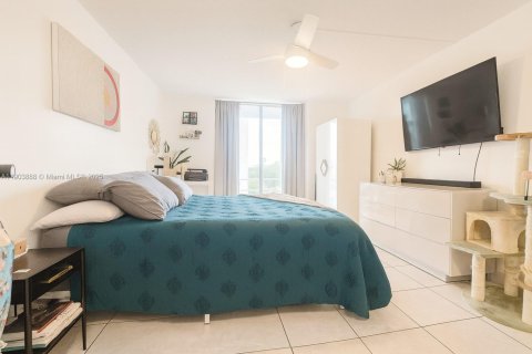 Condominio en venta en North Miami Beach, Florida, 1 dormitorio, 83.43 m2 № 2013128 - foto 9
