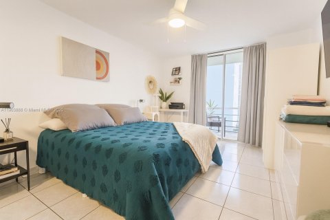 Condominio en venta en North Miami Beach, Florida, 1 dormitorio, 83.43 m2 № 2013128 - foto 11