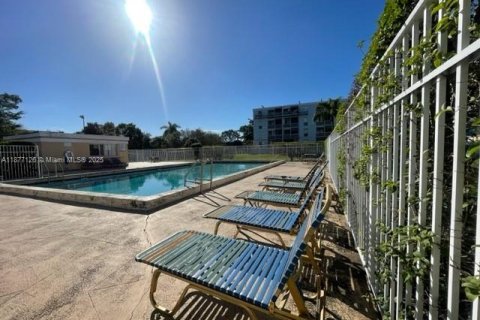 Condominio en alquiler en Pembroke Pines, Florida, 2 dormitorios, 90.95 m2 № 1930684 - foto 13