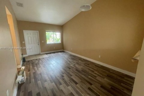 Copropriété à louer à Pembroke Pines, Floride: 2 chambres, 90.95 m2 № 1930684 - photo 3