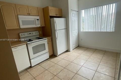 Condominio en alquiler en Pembroke Pines, Florida, 2 dormitorios, 90.95 m2 № 1930684 - foto 4