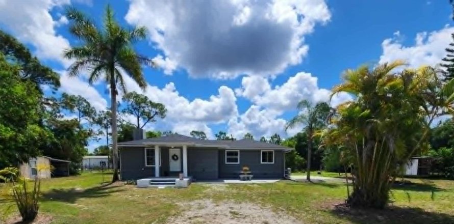 House in Punta Gorda, Florida 4 bedrooms, 214.88 sq.m. № 2232539