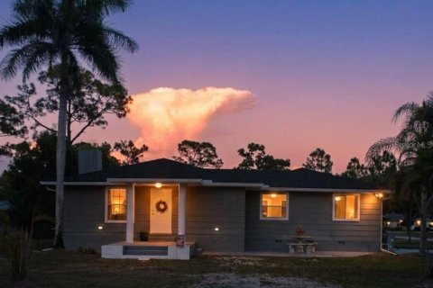 House in Punta Gorda, Florida 4 bedrooms, 214.88 sq.m. № 2232539 - photo 2