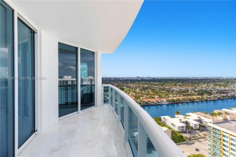 Снять в аренду кондоминиум в Холливуд, Флорида 3 спальни, 193.98м2, № 1987503 - фото 15