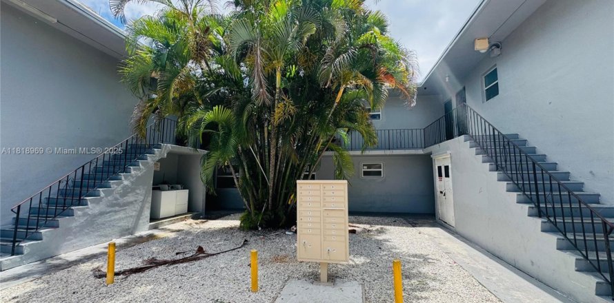 Propiedad comercial en Miami, Florida 747.68 m2 № 1779684