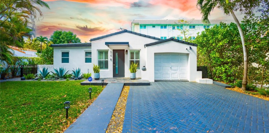 House in Coral Gables, Florida 3 bedrooms, 166.39 sq.m. № 1729349