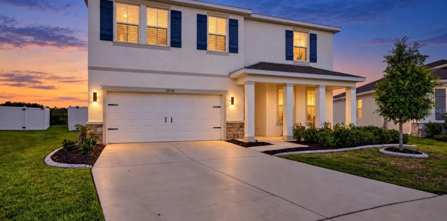 House in Dade City, Florida 5 bedrooms, 272.58 sq.m. № 2349480