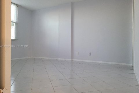 Condo in Oakland Park, Florida, 2 bedrooms  № 1883814 - photo 12