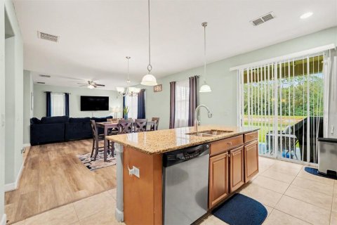 House in Tampa, Florida 5 bedrooms, 215.53 sq.m. № 2409999 - photo 14