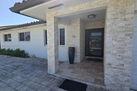 House in Miami, Florida 4 bedrooms, 166.02 sq.m. № 2025174 - photo 13