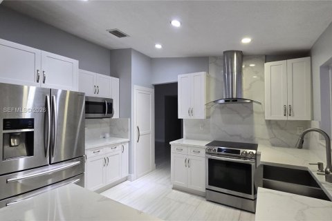 House in Miami, Florida 4 bedrooms, 166.02 sq.m. № 2025174 - photo 25