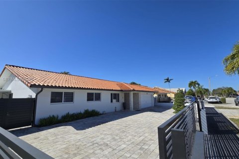 House in Miami, Florida 4 bedrooms, 166.02 sq.m. № 2025174 - photo 7