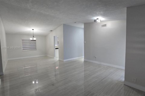 House in Miami, Florida 4 bedrooms, 166.02 sq.m. № 2025174 - photo 15