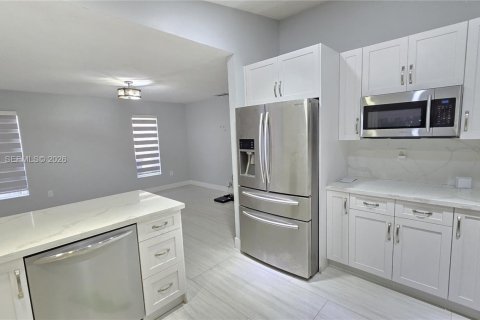 House in Miami, Florida 4 bedrooms, 166.02 sq.m. № 2025174 - photo 24
