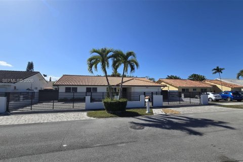 Дом в Майами, Флорида 4 спальни, 166.02м2 № 2025174