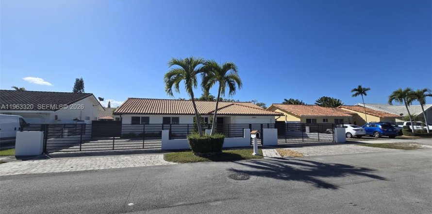House in Miami, Florida 4 bedrooms, 166.02 sq.m. № 2025174