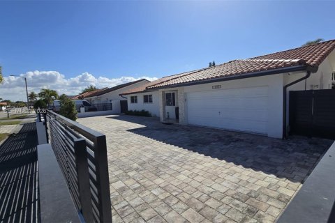 House in Miami, Florida 4 bedrooms, 166.02 sq.m. № 2025174 - photo 2
