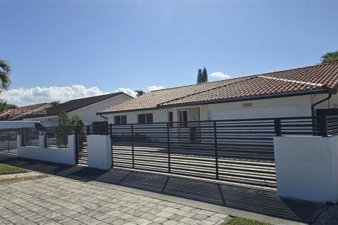 House in Miami, Florida 4 bedrooms, 166.02 sq.m. № 2025174 - photo 4