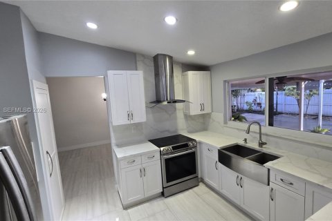 House in Miami, Florida 4 bedrooms, 166.02 sq.m. № 2025174 - photo 21