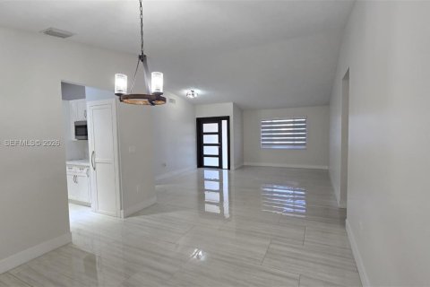 House in Miami, Florida 4 bedrooms, 166.02 sq.m. № 2025174 - photo 19