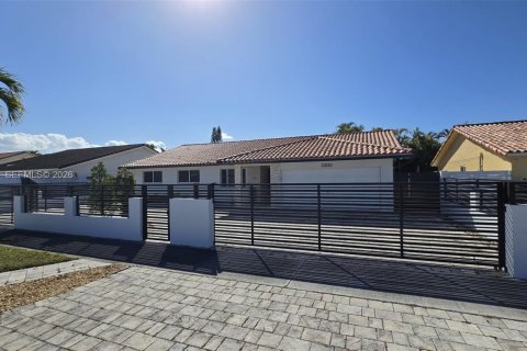 House in Miami, Florida 4 bedrooms, 166.02 sq.m. № 2025174 - photo 3